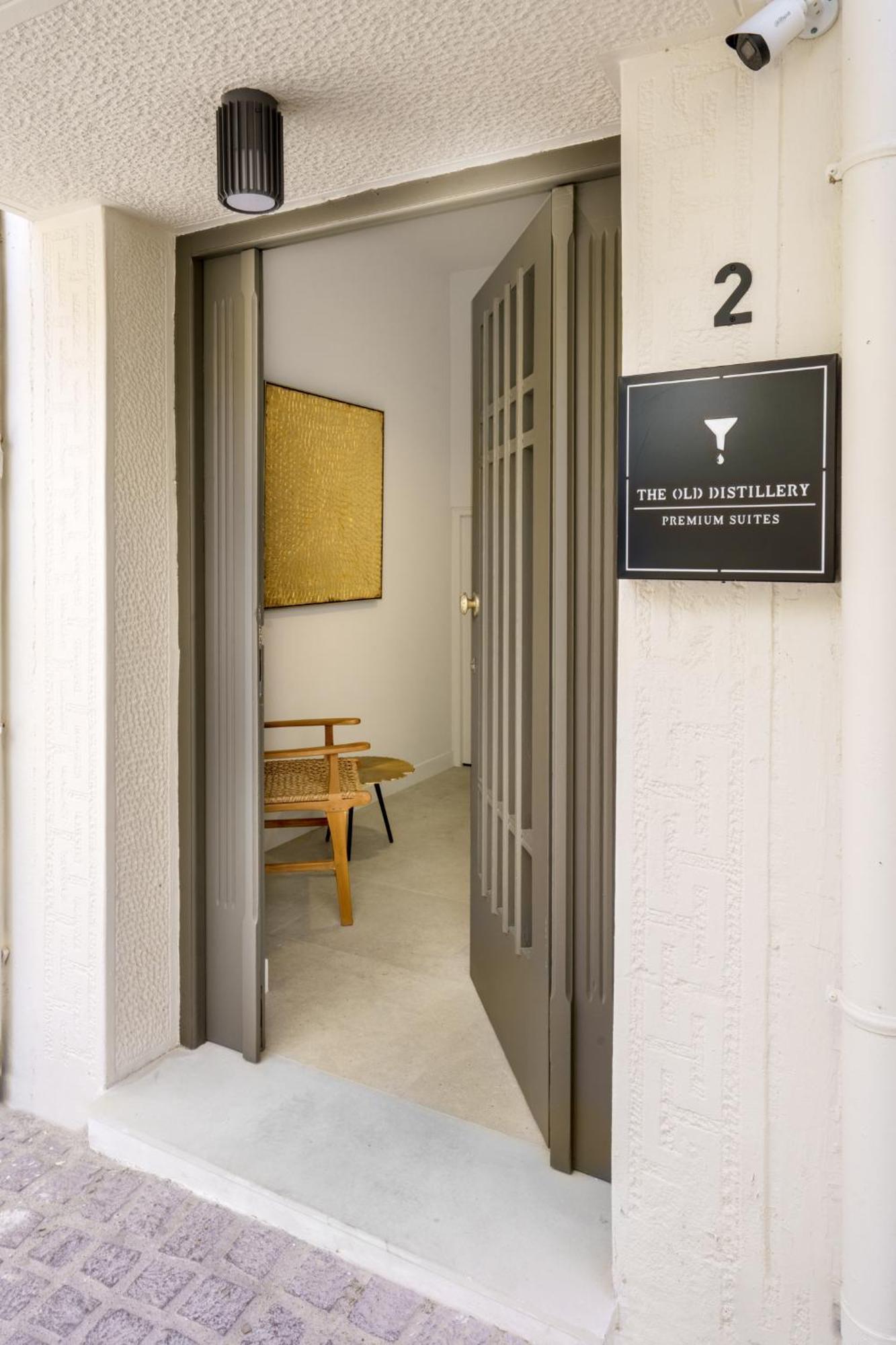 The Old Distillery - Premium Suites 罗希姆诺 外观 照片