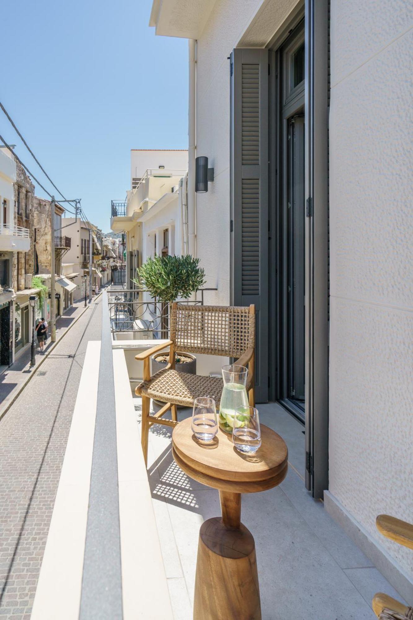 The Old Distillery - Premium Suites 罗希姆诺 外观 照片